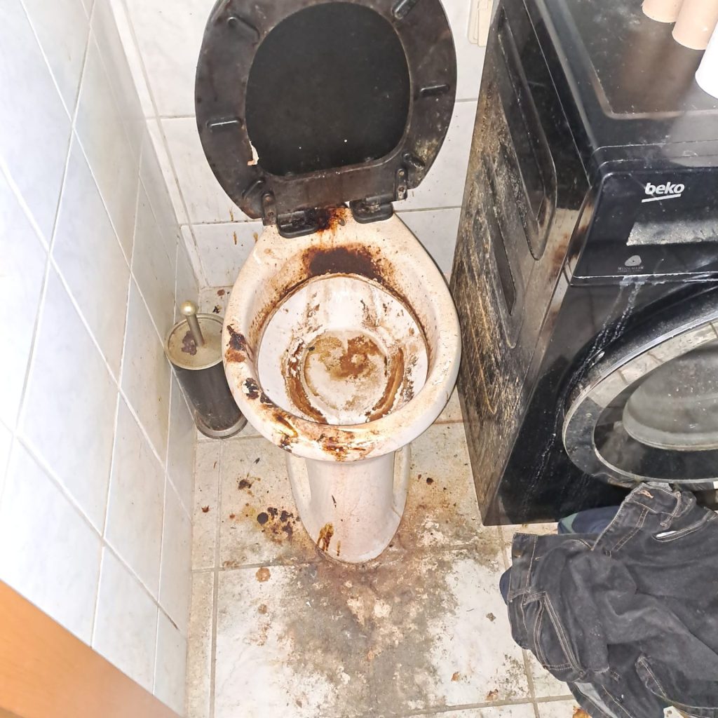 Eine schmutzige Fliese mit Flecken
