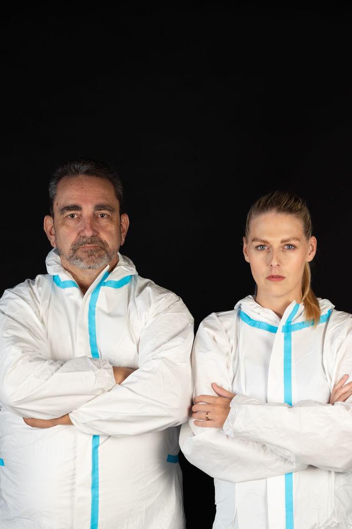 Ein Mann und eine Frau posieren in ihrer Reinigungsuniform.
