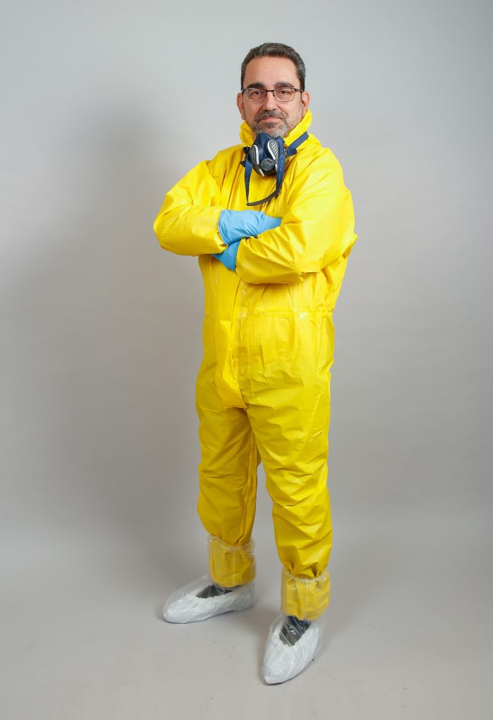 Ein Mann trägt einen Schutzanzug
