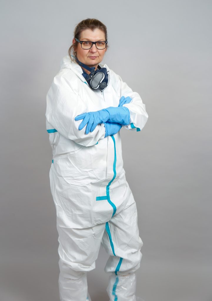 Eine Dame trägt einen Schutzanzug
