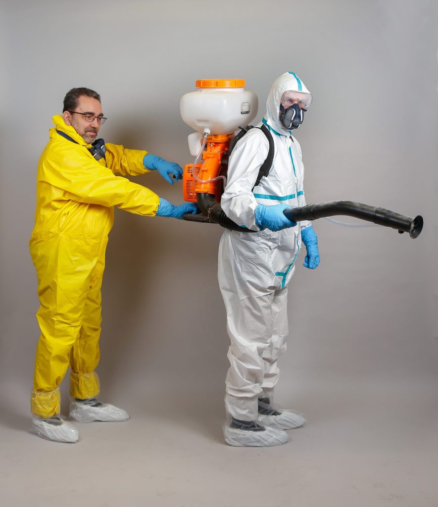 Ein Mann wird den Geruch mit einem Geruchsbeseitigungsgerät beseitigen.