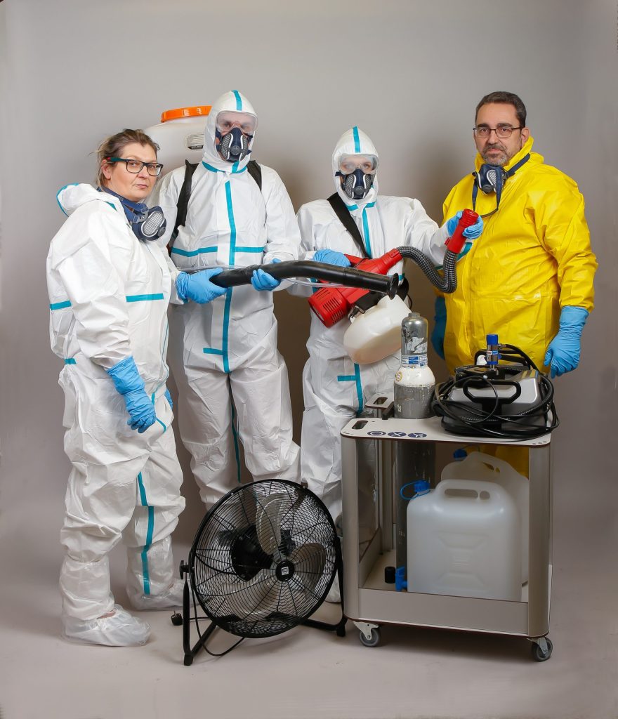 Ein Reinigungsteam mit geeigneter Reinigungsausrüstung.
